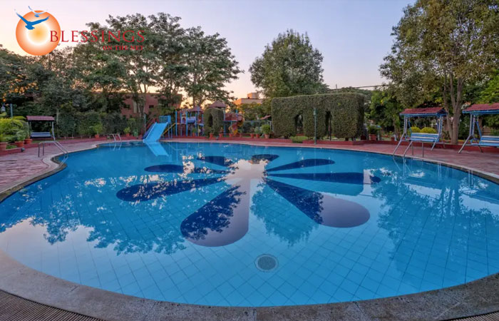Swimming pool at Renest Shird